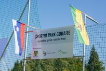 Napis s slovensko in občinsko zastavo ob novem igrišču.